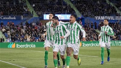 إيسكو يقود بيتيس لفوز مثير على ريال مدريد في الدوري الإسباني 