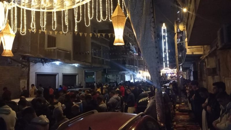 صفوف المصلين بمسجد