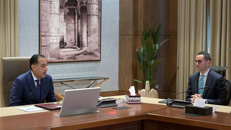 رئيس الوزراء يجتمع