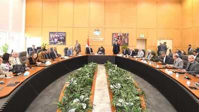 وزير الإسكان يعقد اجتماعه الدوري مع أعضاء مجلسي 