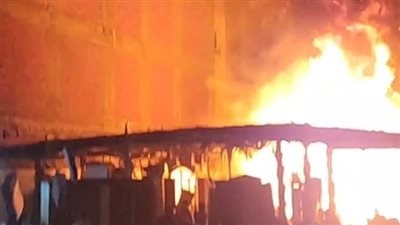 المعمل الجنائي يعاين حريق مخزن خردة بمنشأة القناطر 