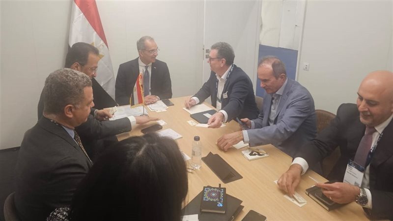  وزير الاتصالات مع