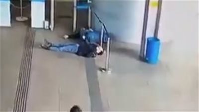 لحظة تنفيذ عملية الطعن في حيفا، والمنفذ يصيب إسرائيل بالصدمة (فيديو)