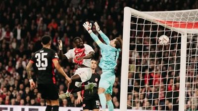 التشكيل الرسمي لمباراة أياكس وآينتراخت فرانكفورت في الدوري الأوروبي 