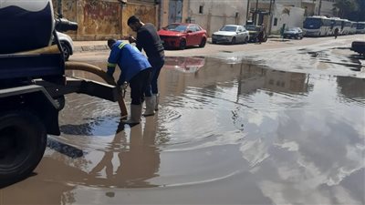 استمرار رفع تراكمات مياه الأمطار من شوارع وميادين الإسكندرية