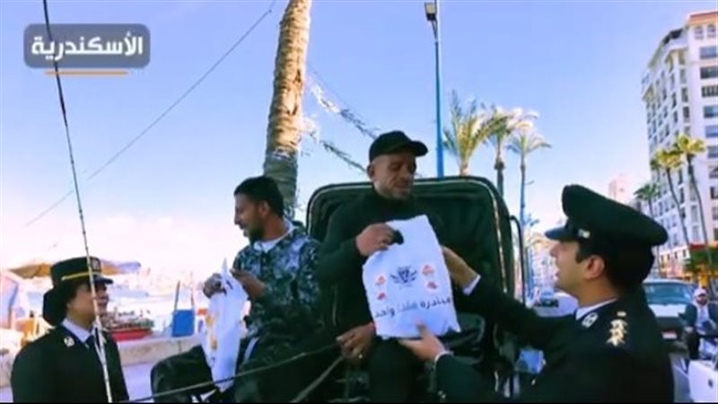الداخلية توزع وجبات