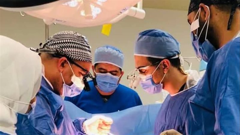 جانب من إجراء الجراحة،