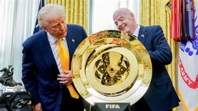 ترامب يحرج رئيس الفيفا، والنشطاء: الرئيس الأمريكي يصبح لعبة بأحذية اللاعبين (فيديو)