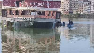 المعاينة الأولية تكشف سبب جنوح مركب المنصورة (صور) 
