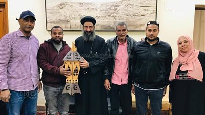 كاهن كنيسة بأسوان يهدى فانوس رمضان للعاملين بمنطقة آثار أبوسمبل 