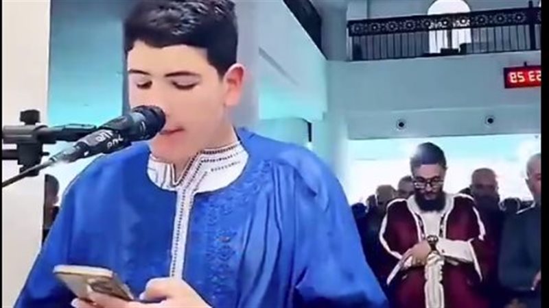 شاب يؤم المصليين