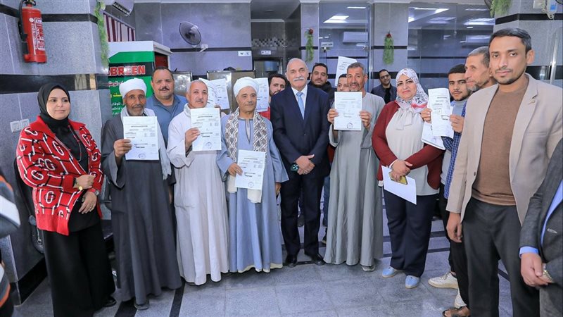السكرتير العام يسلم