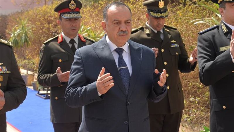 محافظ أسيوط يقرأ