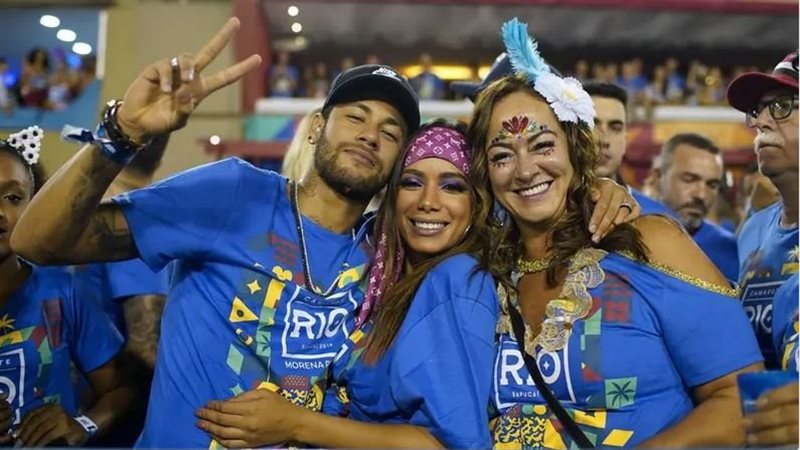 نيمار يرقص مع الفتيات