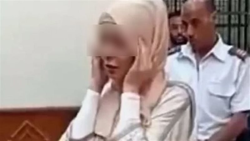 مضيفة الطيران المتهمة،