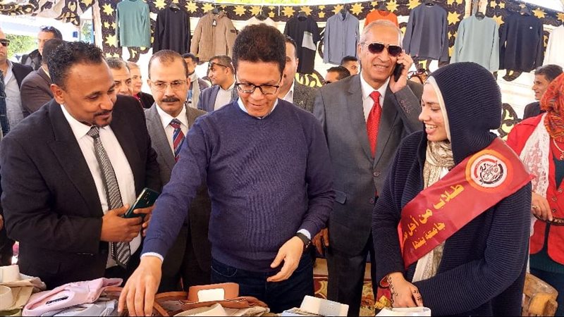 معرض ملابس خيري لطلاب
