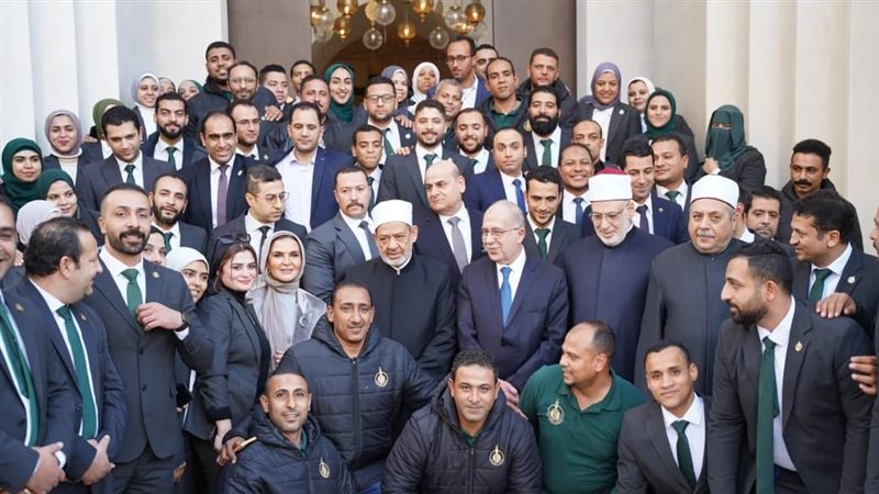شيخ الأزهر مع العاملين
