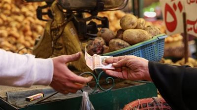 التضخم والغلاء يدفعان المصريين إلى تقسيط كل شيء.. خبراء: فخ كبير يجلب متاعب للمستهلكين.. وأستاذ اقتصاد منزلي: «مش كل حاجة تشتهيها تشتريها» 