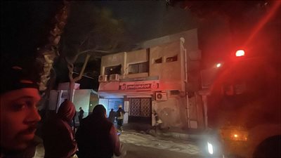 قطع الكهرباء والغاز بمحيط حريق معامل وزارة الصحة بعد امتداد النيران إلى مبان مجاورة (فيديو)