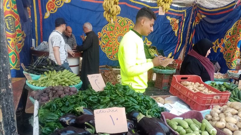 إقبال على سوق اليوم