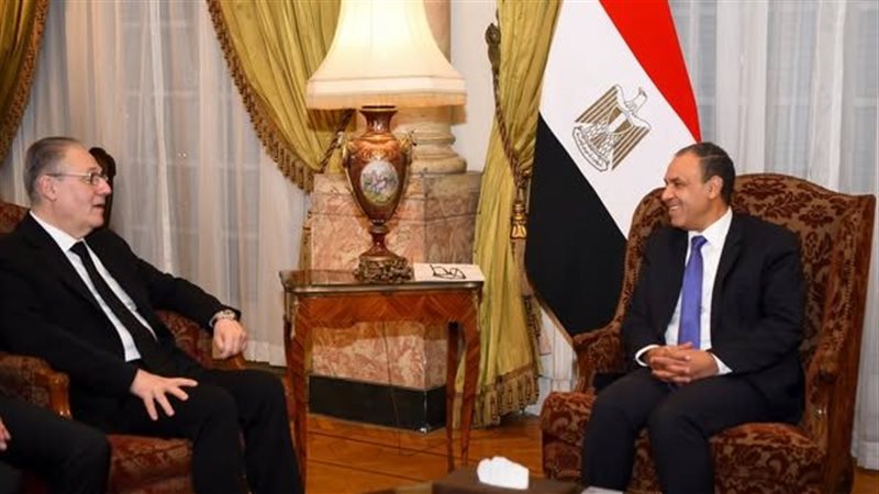وزير الخارجية ومساعد