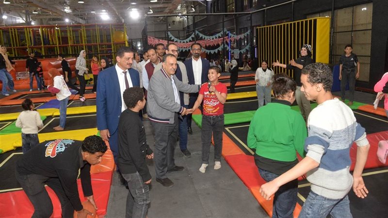 محافظ أسيوط مع الأطفال