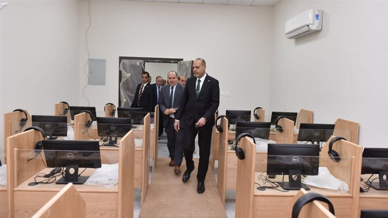وزير العمل يتفقد
