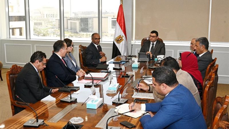 وزير الإسكان يبحث