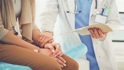 الوجع وجعين.. رحلة عذاب مرضى السرطان مع جلسات العلاج الإشعاعي.. قوائم الانتظار تزيد آلام المرضى  والتضخم يتسبب فى زيادة الأسعار بالأماكن الخاصة