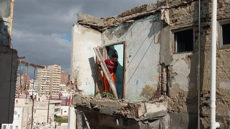 انهيار أجزاء من شرفة