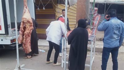 بسعر 260 جنيها، إقبال على قافلة سيارات اللحوم بالمنصورة 