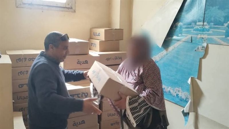 جانب من توزيع المساعدات،