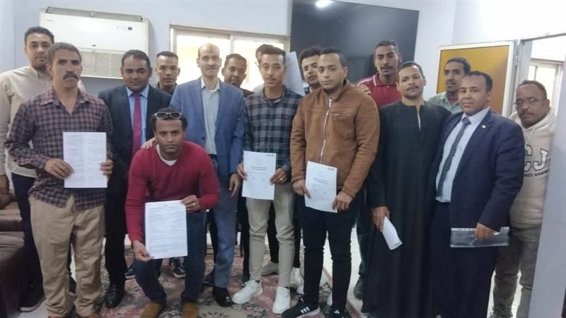 أثناء التوقيع 