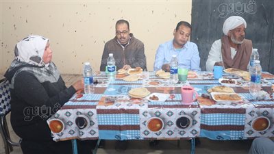 بيخدم عليهم بنفسه، مهندس قبطي ينظم حفل إفطار جماعي للمسلمين في أسوان (صور)