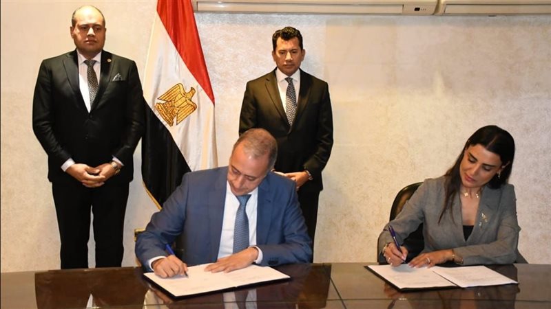 أشرف صبحي يشهد عقد