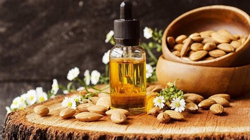 زيت اللوز الحلو لبشرتك،