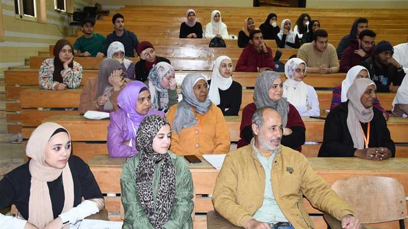 ندوة عن فضل العشرة