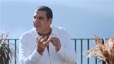 ماذا تفعل الملائكة في الأرض ليلة القدر؟ عمرو خالد يوضح أسرار الليلة المباركة (فيديو)