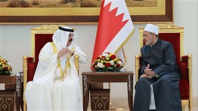في اتصال هاتفي، ملك البحرين يطمئن على صحة شيخ الأزهر ويدعو له بالشفاء ويهنئه بعيد الفطر 