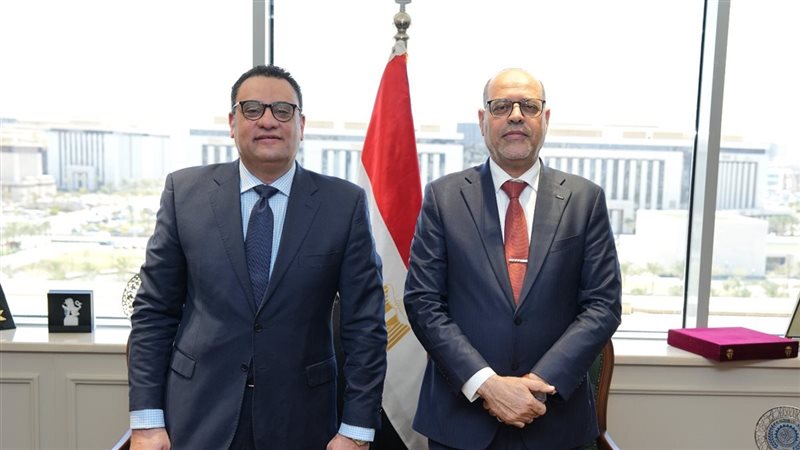 وزير العمل يستقبل