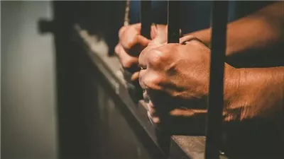 تجديد حبس متهم بانتحال صفة والاستيلاء على أموال عامل توصيل بالتجمع