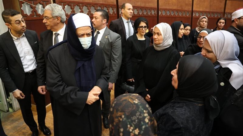 شيخ الأزهر يقدم واجب