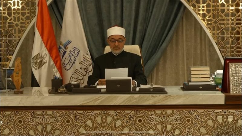 مفتي الجمهورية بجواره