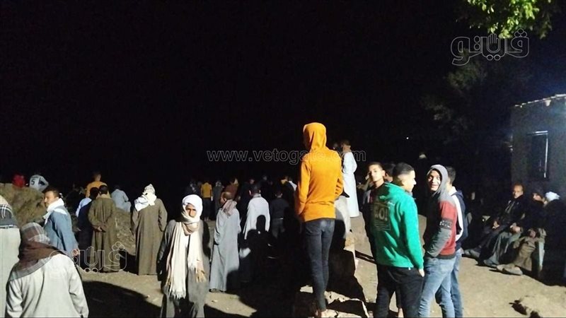 الأهالي ينتظرون على