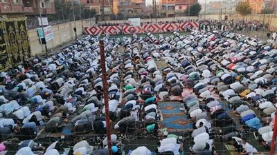 ما حكم صلاة الرجال إلى جوار النساء في العيد؟ الأزهر للفتوى يحسم الجدل