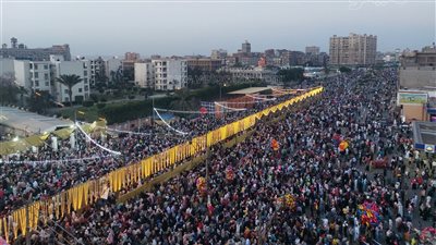 حشود المصلين بمسجد المدينة تغلق طريق الإسكندرية مطروح (فيديو وصور)