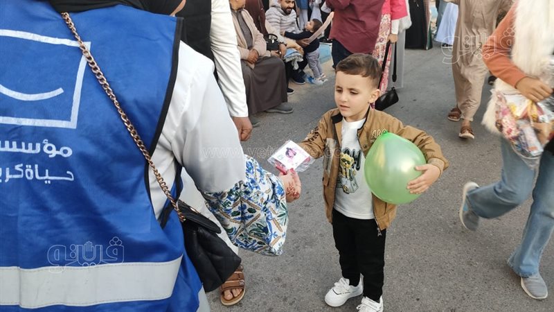 توزيع الهدايا على
