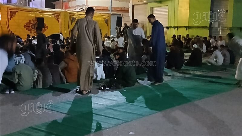 توافد المصلين على