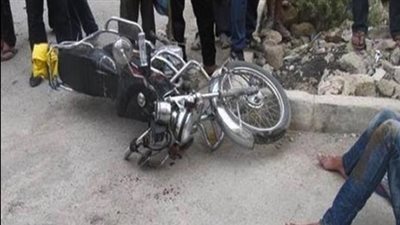 مصرع شخص وإصابة اثنين آخرين في اصطدام موتوسيكلات على طريق في دكرنس