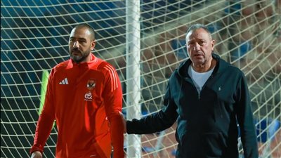 طلب محمد شوقي يعقد حسابات الأهلي مع المدير الفني الجديد للفريق